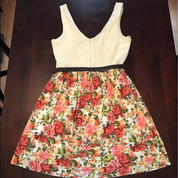 Beautiful Lace & Floral Dress - Picture 3 of 5